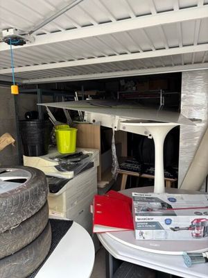 une pile de pneus posée sur une table dans un garage