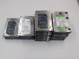 plusieurs disques durs empilés les uns sur les autres sur une table