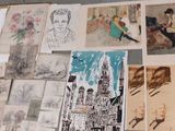 de nombreuses photos de personnes et de bâtiments accrochées au mur