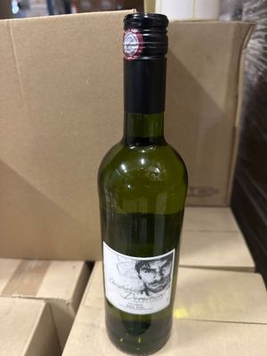 une bouteille de vin posée sur une caisse