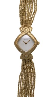 l'image d'une montre-bracelet de femme entourée d'une chaîne