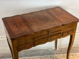 une petite table en bois avec un tiroir