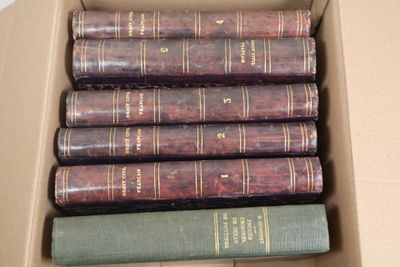 six livres dans une boîte, posés sur une table
