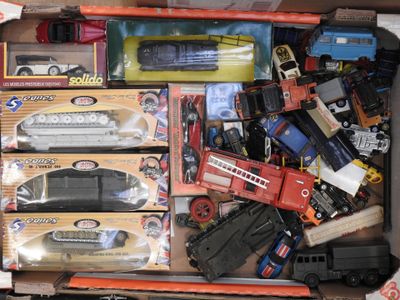 une boîte remplie d'un assortiment de petits trains et de petites voitures