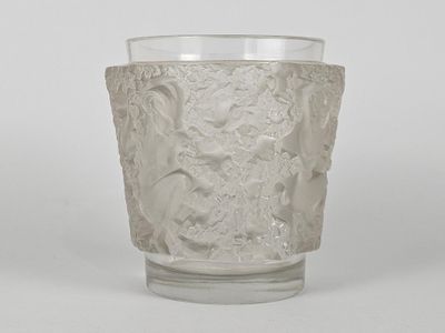 une tasse en verre posée sur une table