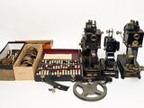 une petite machine posée sur une table à côté d'une boîte