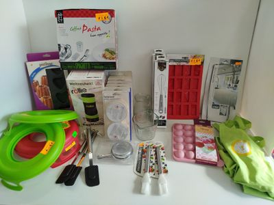 de nombreux objets qui traînent sur le plan de travail de la cuisine