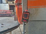 une image d'une machine qui travaille sur une pièce de métal