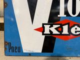 a blue and white sign that says v10 kle