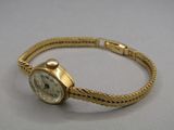 l'image d'une montre-bracelet en or entourée d'une chaîne
