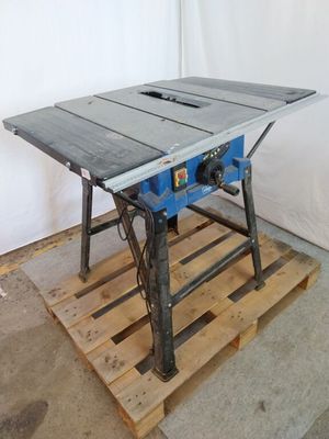 une photo d'une table posée sur une palette