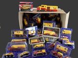 une boîte remplie de camions de pompiers miniatures et d'autres jouets