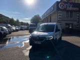 une camionnette blanche garée devant un bâtiment