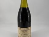 la bouteille de vin est posée sur la table, prête à être consommée