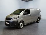 La camionnette argentée est garée dans une grande pièce d'un immeuble