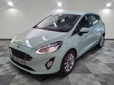la nouvelle Ford Fiesta dans un showroom au sol carrelé