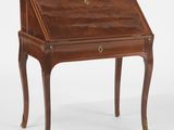 un bureau ancien avec un plateau en bois et des ferrures en laiton