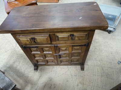 Un petit buffet en bois massif