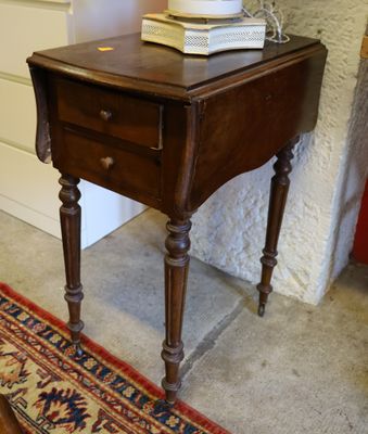 une petite table sur laquelle est posé un livre