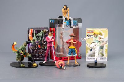 tout un tas de figurines posées sur une table