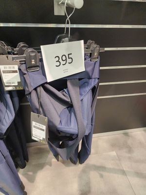 deux parapluies accrochés à un porte-parapluies dans un magasin
