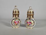 paire de salières et poivrières anciennes en porcelaine peintes à la main