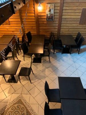 des tables et des chaises dans un restaurant désert