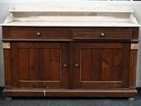 une armoire en bois avec un plateau en marbre, montée sur roulettes