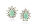 une paire de boucles d'oreilles en émeraude et diamant