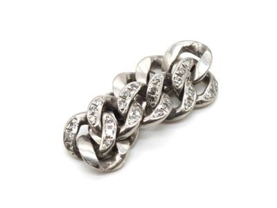 une photo en gros plan d'une chaîne en argent sertie de diamants