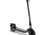 gros plan d'un scooter sur fond blanc