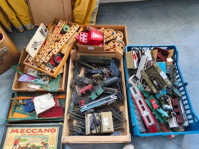 de nombreux types de petits trains miniatures, rangés dans des boîtes posées par terre