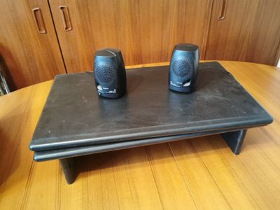 deux haut-parleurs posés sur une table en bois