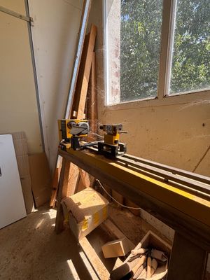 une photo d'un établi dans une pièce où il y a beaucoup de bois