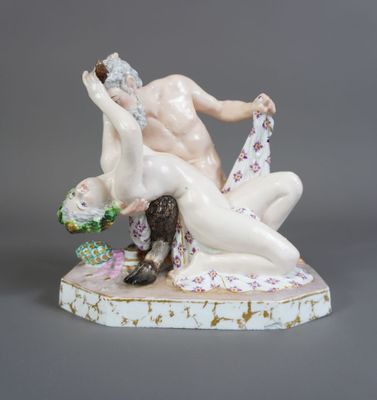 une figurine représentant un homme et une femme allongés par terre