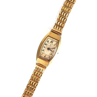 une image d'un gros plan d'une montre-bracelet sur une surface blanche