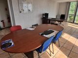 une table et des chaises dans une pièce donnant sur l'extérieur