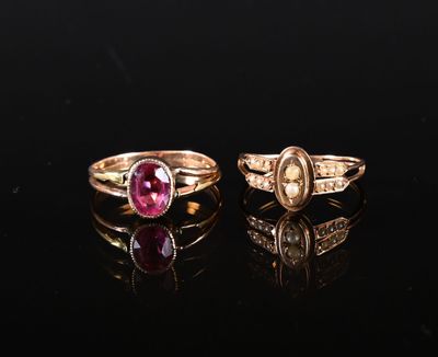 une paire de bagues en or ornées d'une tourmaline rose