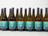 six bouteilles de vin sont alignées sur une table