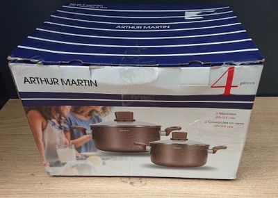 emballage d'un lot de quatre casseroles et poêles posé sur une table
