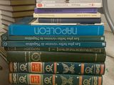 de nombreux livres empilés sur le sol