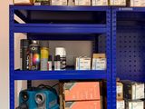 une étagère bleue sur laquelle sont posées de nombreuses boîtes