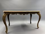 une image représentant une table en bois avec un plateau en marbre sur fond gris