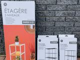 deux caisses d'étagères posées contre un mur de briques
