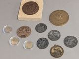 une petite boîte remplie de pièces posée sur une table