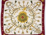 un gros plan sur un foulard carré orné d'un trousseau de clés