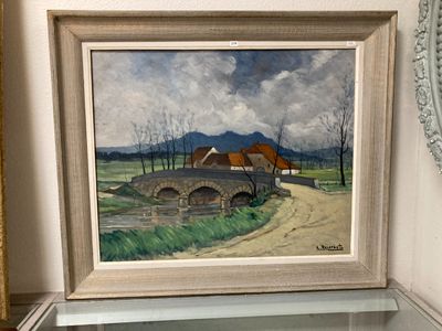 une photo d'un tableau posé sur une étagère en verre à côté d'un miroir