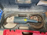 un outil dans une boîte à outils contenant des outils