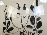 une photo d'un dessin représentant un visage sur le mur