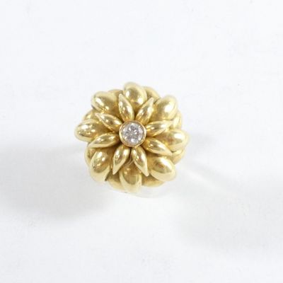 gros plan d'une bague en or avec un diamant au centre